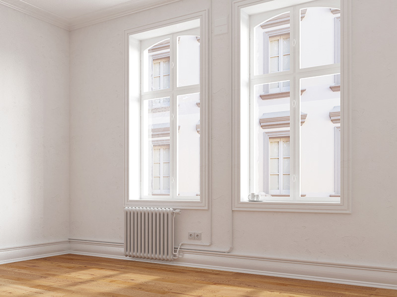 Altbau mit hohen Fenstern und alten Heizkörpern